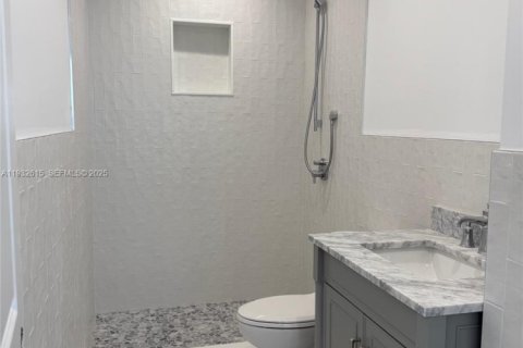 House in Miami, Florida 4 bedrooms, 162.3 sq.m. № 1991136 - photo 13