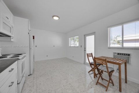 House in Miami, Florida 4 bedrooms, 162.3 sq.m. № 1991136 - photo 26