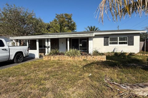 House in Dania Beach, Florida 3 bedrooms, 140 sq.m. № 1610176 - photo 1