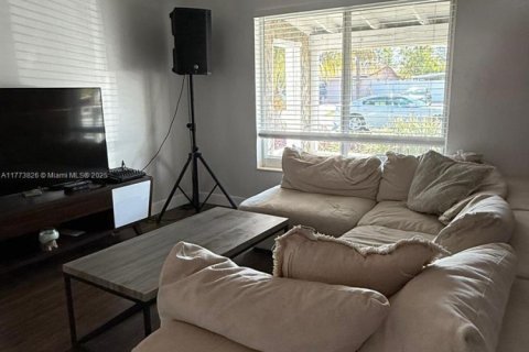 House in Dania Beach, Florida 3 bedrooms, 140 sq.m. № 1610176 - photo 5