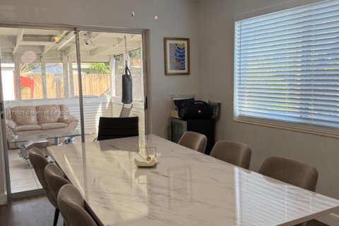 House in Dania Beach, Florida 3 bedrooms, 140 sq.m. № 1610176 - photo 6