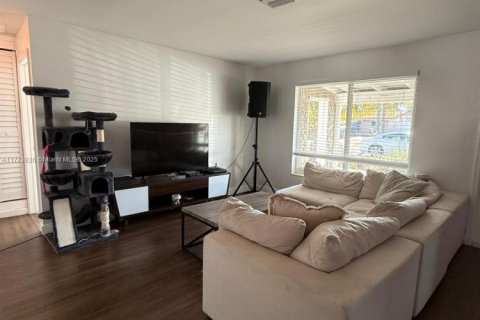 House in Dania Beach, Florida 3 bedrooms, 140 sq.m. № 1610176 - photo 4