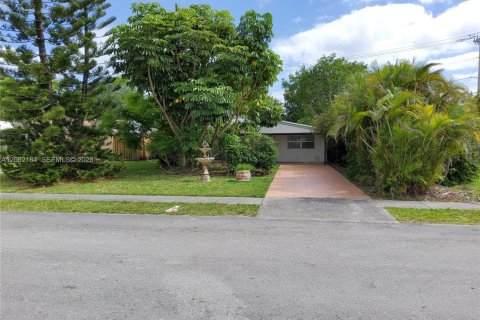 Casa en alquiler en North Miami Beach, Florida, 2 dormitorios, 214.05 m2 № 2067539 - foto 3