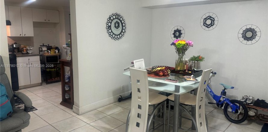 Condominio en Hialeah, Florida, 2 dormitorios № 1896049