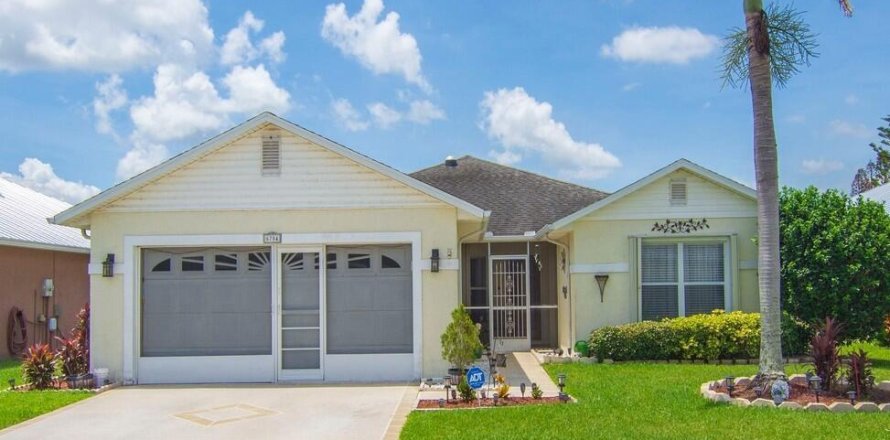 House in St. Lucie, Florida 3 bedrooms, 184.32 sq.m. № 2190256