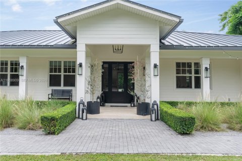 Casa en alquiler en Miami, Florida, 5 dormitorios, 353.77 m2 № 2030148 - foto 3