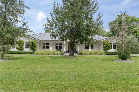 Casa en Miami, Florida 5 dormitorios, 353.77 m2 № 2030148