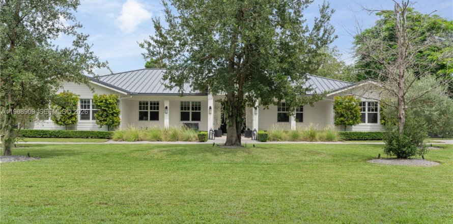 Casa en Miami, Florida 5 dormitorios, 353.77 m2 № 2030148
