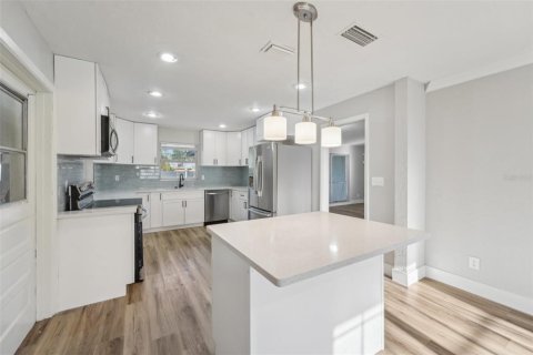 House in Saint Petersburg, Florida 3 bedrooms, 169.73 sq.m. № 1587234 - photo 15