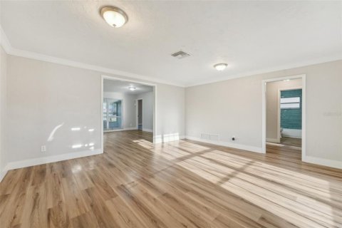 House in Saint Petersburg, Florida 3 bedrooms, 169.73 sq.m. № 1587234 - photo 8