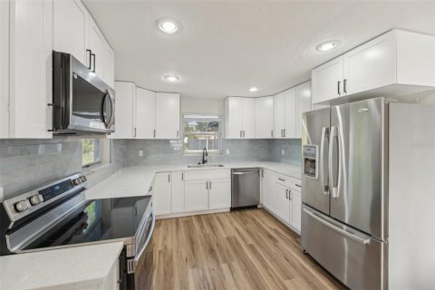 House in Saint Petersburg, Florida 3 bedrooms, 169.73 sq.m. № 1587234 - photo 16