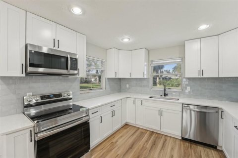 House in Saint Petersburg, Florida 3 bedrooms, 169.73 sq.m. № 1587234 - photo 21