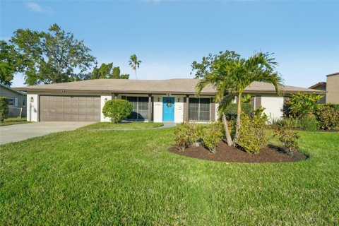 House in Saint Petersburg, Florida 3 bedrooms, 169.73 sq.m. № 1587234 - photo 1