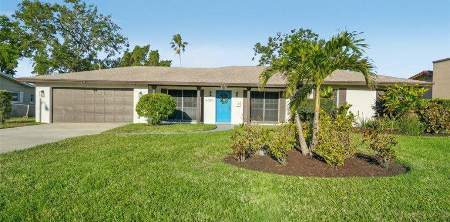 House in Saint Petersburg, Florida 3 bedrooms, 169.73 sq.m. № 1587234