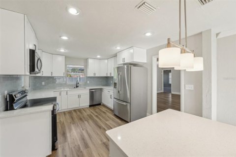 House in Saint Petersburg, Florida 3 bedrooms, 169.73 sq.m. № 1587234 - photo 19