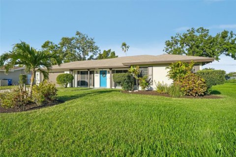 House in Saint Petersburg, Florida 3 bedrooms, 169.73 sq.m. № 1587234 - photo 3