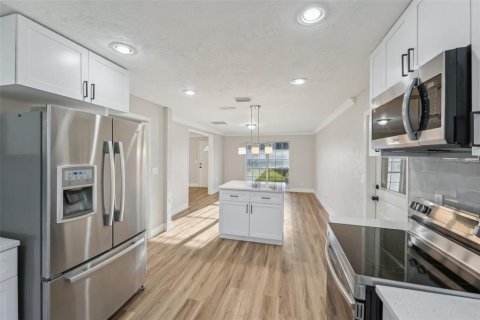 House in Saint Petersburg, Florida 3 bedrooms, 169.73 sq.m. № 1587234 - photo 17