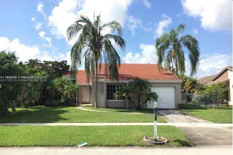 Villa ou maison à louer à Weston, Floride: 3 chambres, 139.54 m2 № 1964624 - photo 1