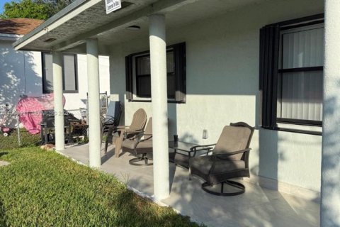 Casa en alquiler en Hallandale Beach, Florida, 5 dormitorios, 205.31 m2 № 2020823 - foto 2