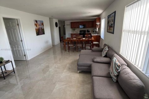 Casa en alquiler en Hallandale Beach, Florida, 5 dormitorios, 205.31 m2 № 2020823 - foto 4
