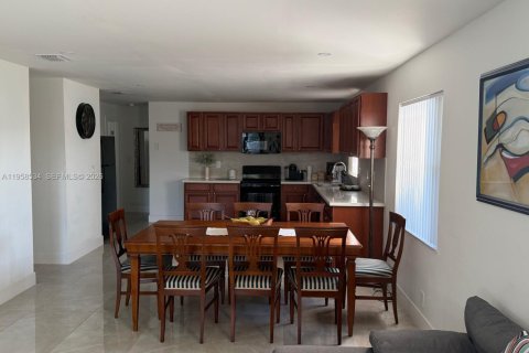 Casa en alquiler en Hallandale Beach, Florida, 5 dormitorios, 205.31 m2 № 2020823 - foto 5