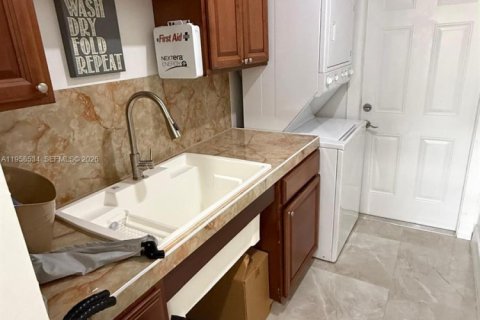 Casa en alquiler en Hallandale Beach, Florida, 5 dormitorios, 205.31 m2 № 2020823 - foto 10