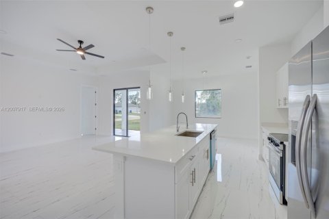House in Lehigh Acres, Florida 3 bedrooms, 148.92 sq.m. № 2072325 - photo 9