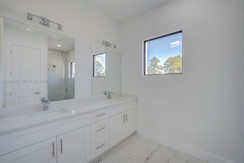 House in Lehigh Acres, Florida 3 bedrooms, 148.92 sq.m. № 2072325 - photo 13