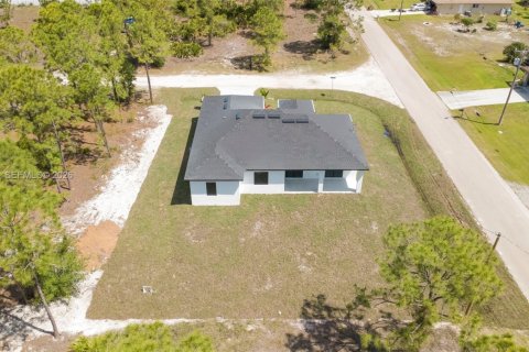 House in Lehigh Acres, Florida 3 bedrooms, 148.92 sq.m. № 2072325 - photo 23