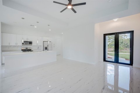 House in Lehigh Acres, Florida 3 bedrooms, 148.92 sq.m. № 2072325 - photo 4