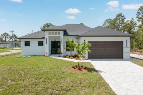 House in Lehigh Acres, Florida 3 bedrooms, 148.92 sq.m. № 2072325