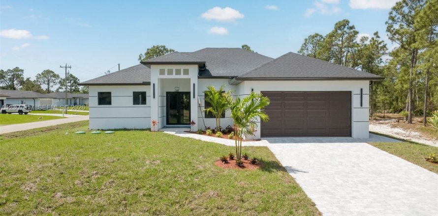 House in Lehigh Acres, Florida 3 bedrooms, 148.92 sq.m. № 2072325