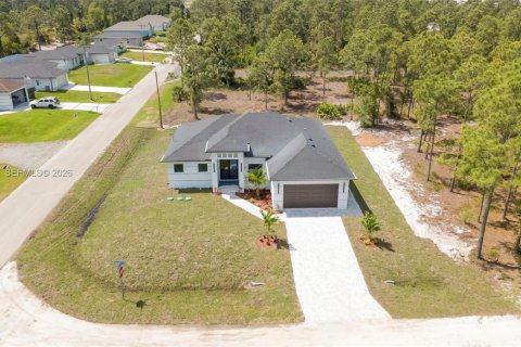 House in Lehigh Acres, Florida 3 bedrooms, 148.92 sq.m. № 2072325 - photo 2