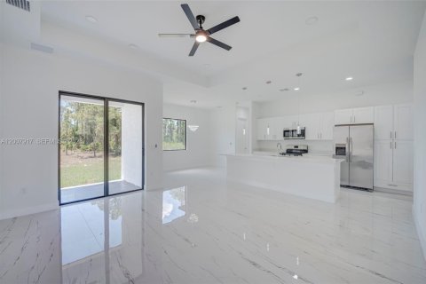 House in Lehigh Acres, Florida 3 bedrooms, 148.92 sq.m. № 2072325 - photo 3