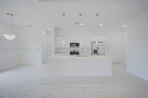 House in Lehigh Acres, Florida 3 bedrooms, 148.92 sq.m. № 2072325 - photo 5