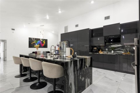 Casa en venta en Tampa, Florida, 5 dormitorios, 288.37 m2 № 2384139 - foto 17