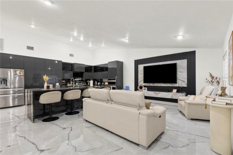 Casa en venta en Tampa, Florida, 5 dormitorios, 288.37 m2 № 2384139 - foto 9