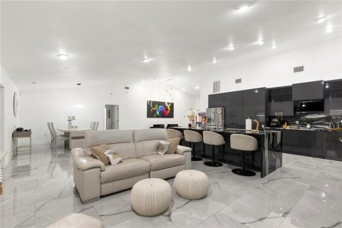 Casa en venta en Tampa, Florida, 5 dormitorios, 288.37 m2 № 2384139 - foto 7