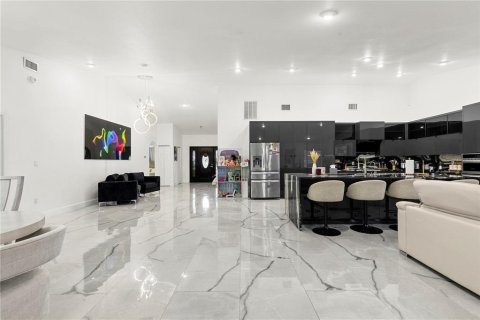 Casa en venta en Tampa, Florida, 5 dormitorios, 288.37 m2 № 2384139 - foto 6