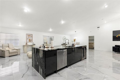 Casa en venta en Tampa, Florida, 5 dormitorios, 288.37 m2 № 2384139 - foto 20
