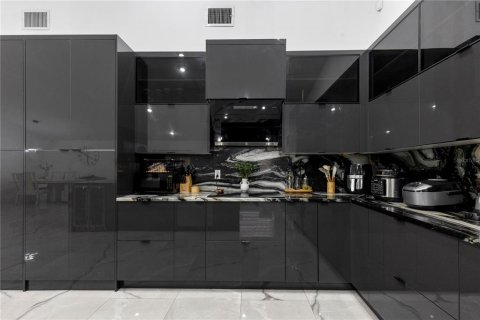 Casa en venta en Tampa, Florida, 5 dormitorios, 288.37 m2 № 2384139 - foto 18