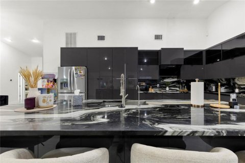 Casa en venta en Tampa, Florida, 5 dormitorios, 288.37 m2 № 2384139 - foto 19