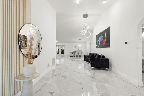Casa en venta en Tampa, Florida, 5 dormitorios, 288.37 m2 № 2384139 - foto 4