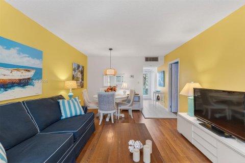Condo in Lauderdale Lakes, Florida, 1 bedroom  № 2007134 - photo 5