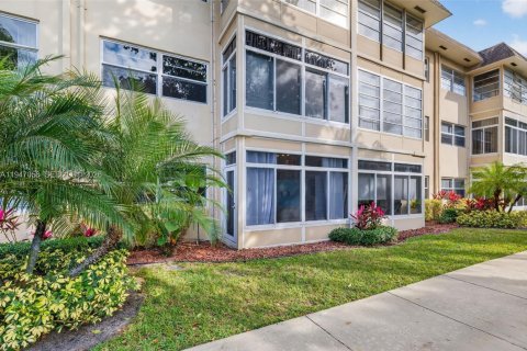Condo in Lauderdale Lakes, Florida, 1 bedroom  № 2007134 - photo 16