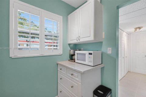 Condo in Lauderdale Lakes, Florida, 1 bedroom  № 2007134 - photo 9
