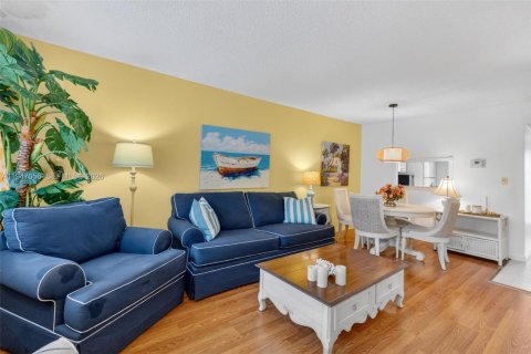 Condo in Lauderdale Lakes, Florida, 1 bedroom  № 2007134 - photo 4