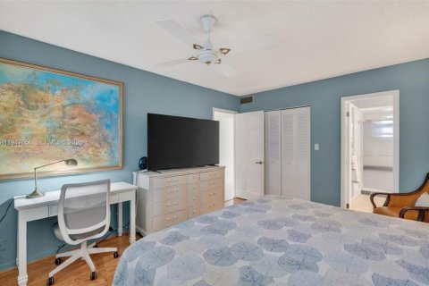 Condo in Lauderdale Lakes, Florida, 1 bedroom  № 2007134 - photo 15