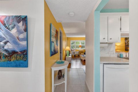 Condo in Lauderdale Lakes, Florida, 1 bedroom  № 2007134 - photo 12