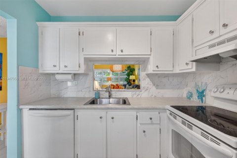 Condo in Lauderdale Lakes, Florida, 1 bedroom  № 2007134 - photo 8